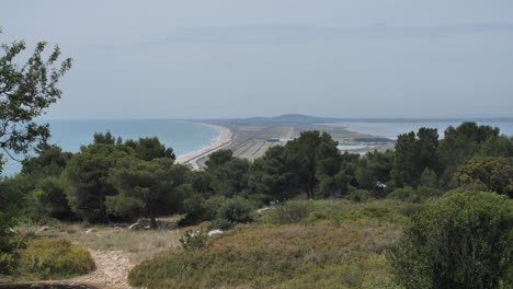 Küste-Von-Sète,-Blick-Auf-Das-Mittelmeer,-Panoramablick-Auf-Cap-D&#39;Agde-Im-Hintergrund